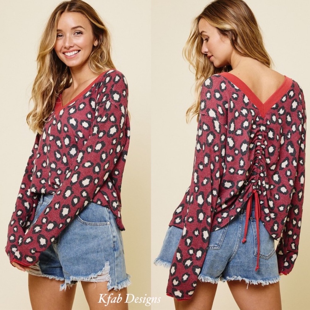 B31B🔥NEW❤️Flirty v-neck ruched back animal print top w/contrast neck-Flirty!